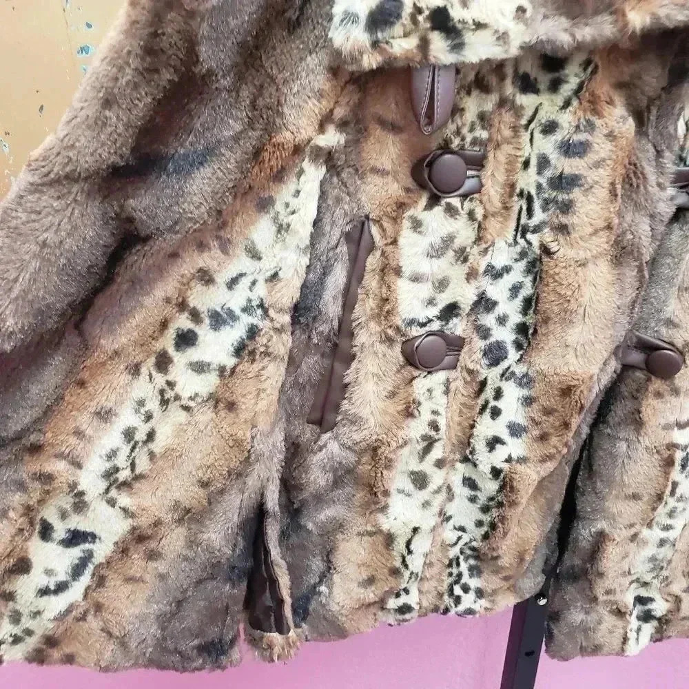 JOU JOU Faux Fur Animal Print Cape - Picture 3 of 5
